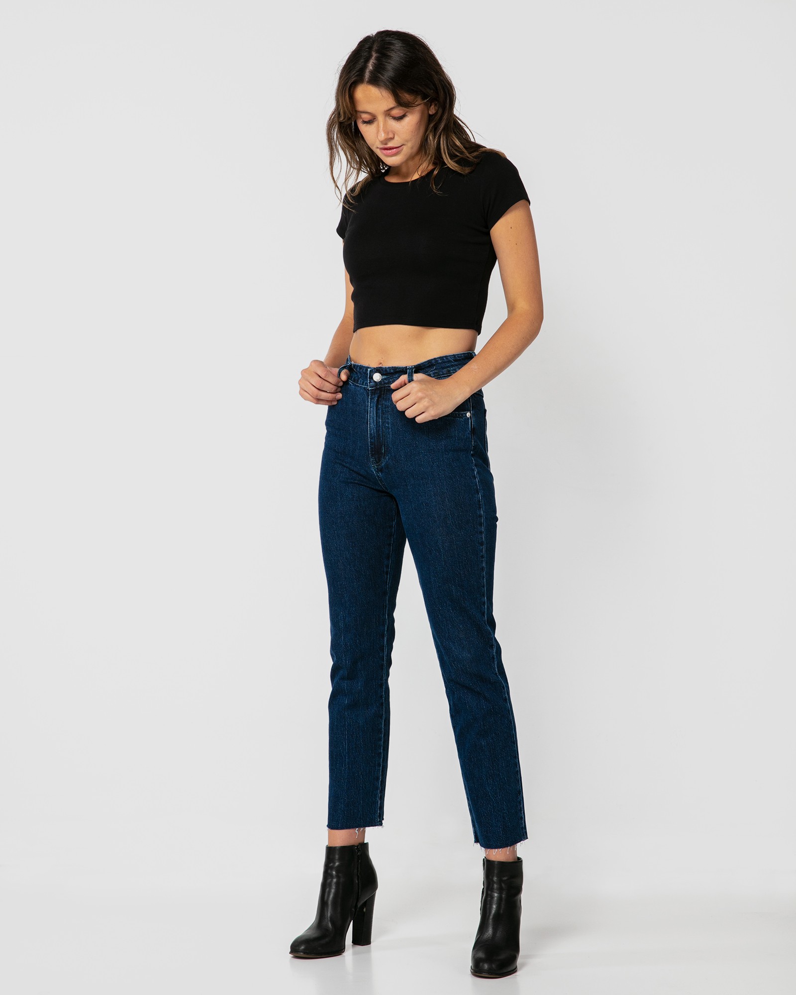 CLASSIC BLACK CROP TEE