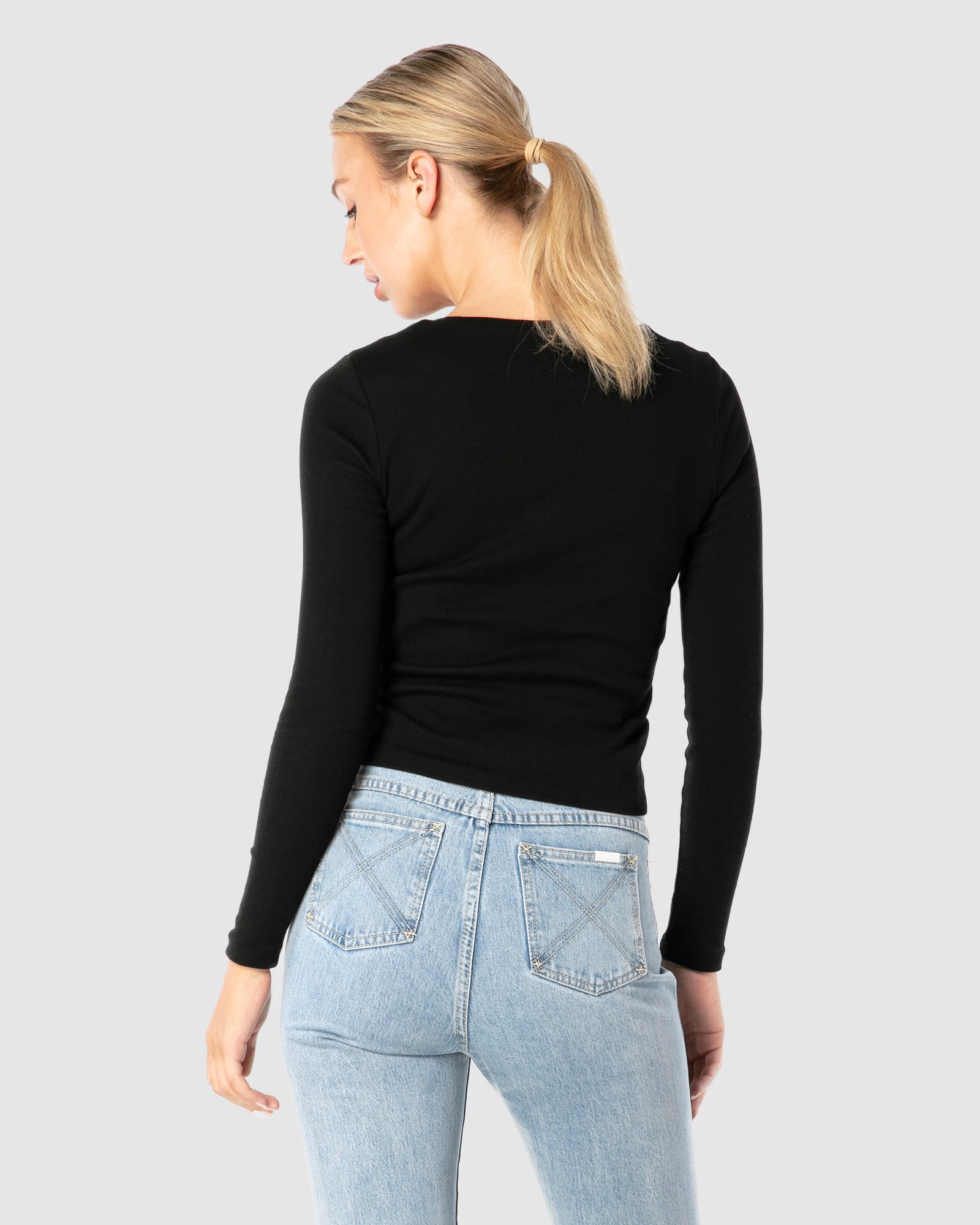 CLASSIC BLACK LONGSLEEVE TEE